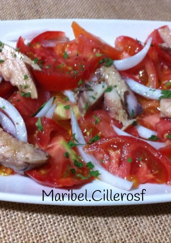 Una foto de Ensalada de tomate y caballa en aceite