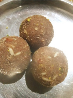 आटे के लड्डू (atte ke ladoo recipe in Hindi) रेसिपी मुख्य फोटो