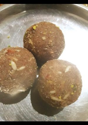 आटे के लड्डू (atte ke ladoo recipe in Hindi) रेसिपी मुख्य फोटो