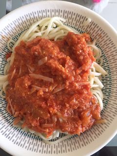 Una foto de Pasta 🍝 roja de jamón y queso 🧀