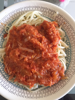 Una foto de Pasta 🍝 roja de jamón y queso 🧀