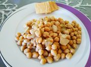 Una foto de garbanzos fritos con cebolla