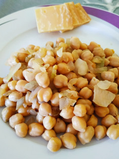 Una foto de Garbanzos fritos con cebolla