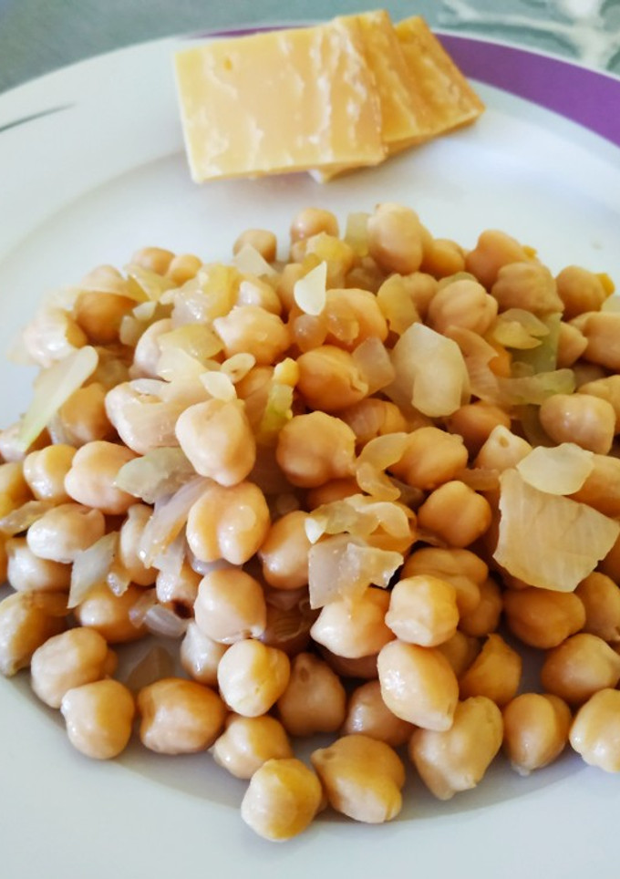 Una foto de Garbanzos fritos con cebolla
