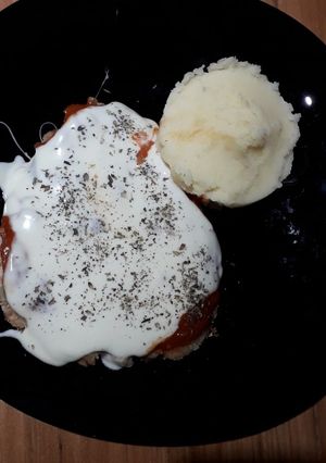 Una foto de Milanesas de surubí a la pizza con puré