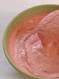 Iogurte gelado proteico com morango e manteiga de amêndoa