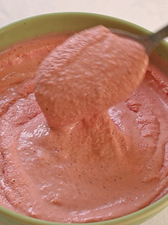 Foto de Iogurte gelado proteico com morango e manteiga de amêndoa