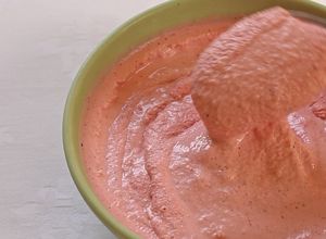 Foto de Iogurte gelado proteico com morango e manteiga de amêndoa