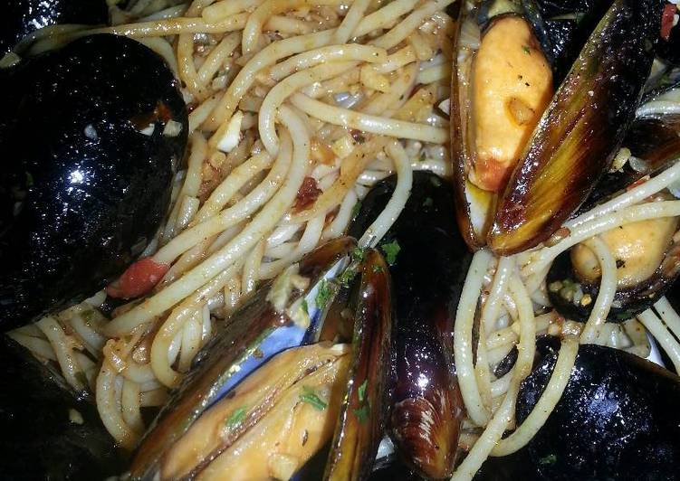 Recipe of Any-night-of-the-week Garlic Mussels