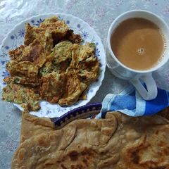A picture of Omlette paratha & Chay.