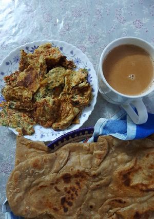 A picture of Omlette paratha & Chay.