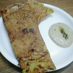 A picture of Green peas dosa with peanut chutney.