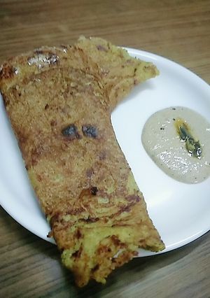 A picture of Green peas dosa with peanut chutney.