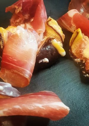 Une photo de Figues rôties à la ricotta et jambon de Parme