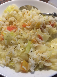 Una foto de Repollo con arroz y tomate