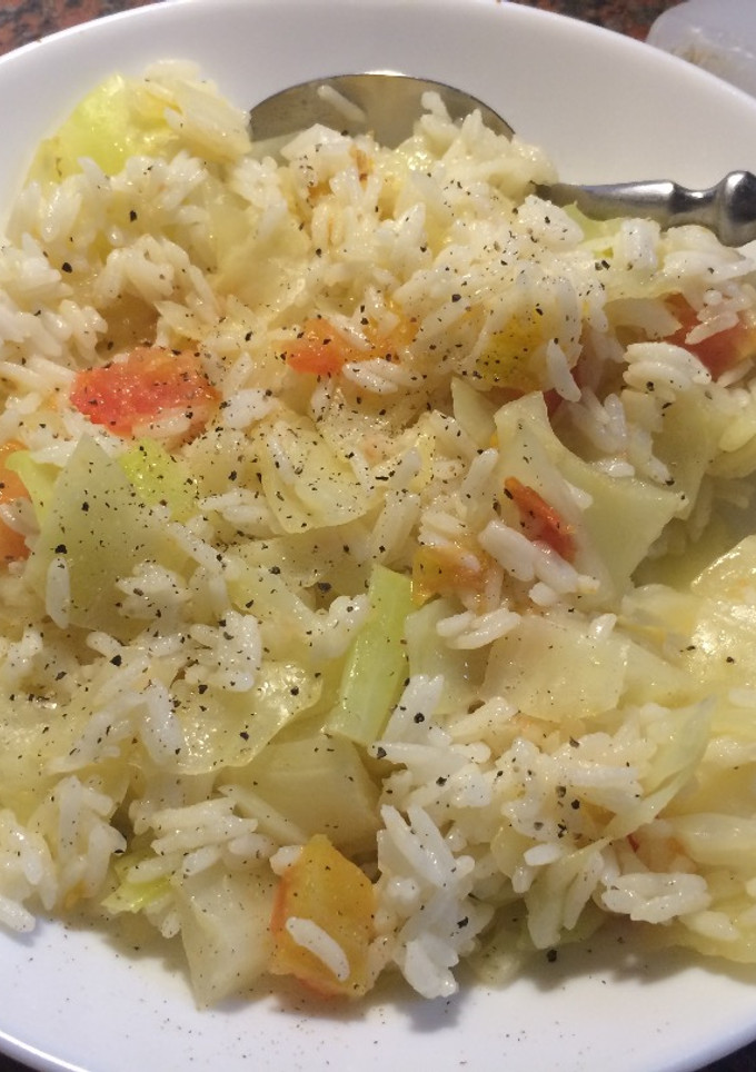 Una foto de Repollo con arroz y tomate