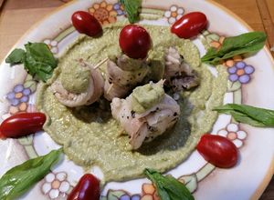 Foto di Rotolini di branzino, con lardo e pistacchi su pesto di zucchini rucola e pistacchi