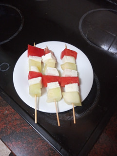 Una foto de Brochetas de melón, queso fresco y sandía
