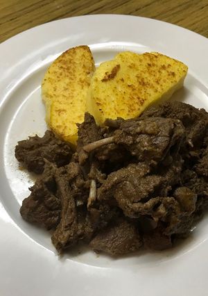 Borz pörkölt, polentával 🦡🌽 recept fotója