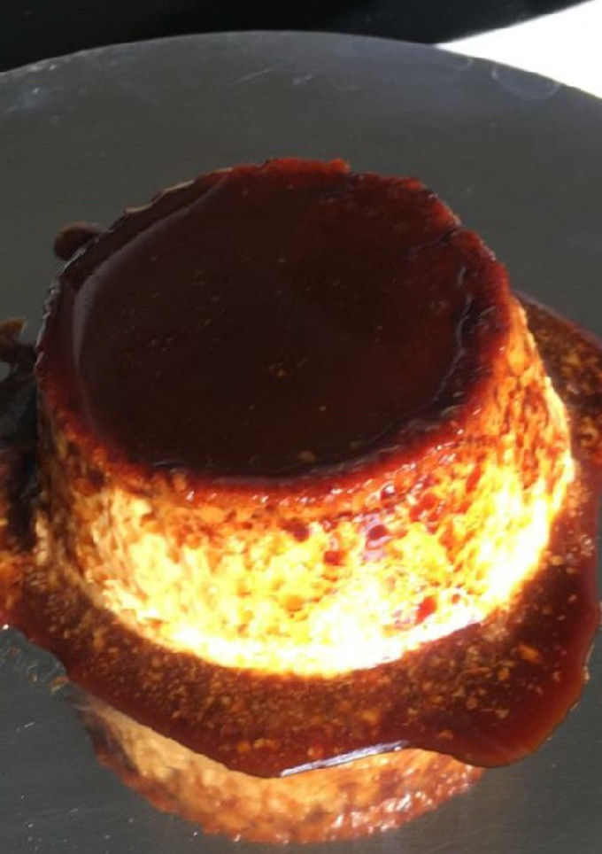 Una foto de Flan con caramelo de chocolate