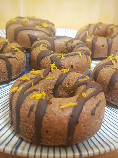 Una foto de Donuts esponjosos de chocolate y naranja