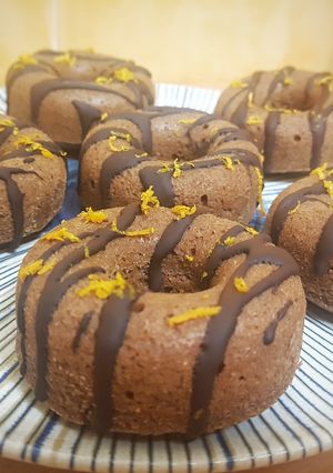 Foto principal de Donuts esponjosos de chocolate y naranja