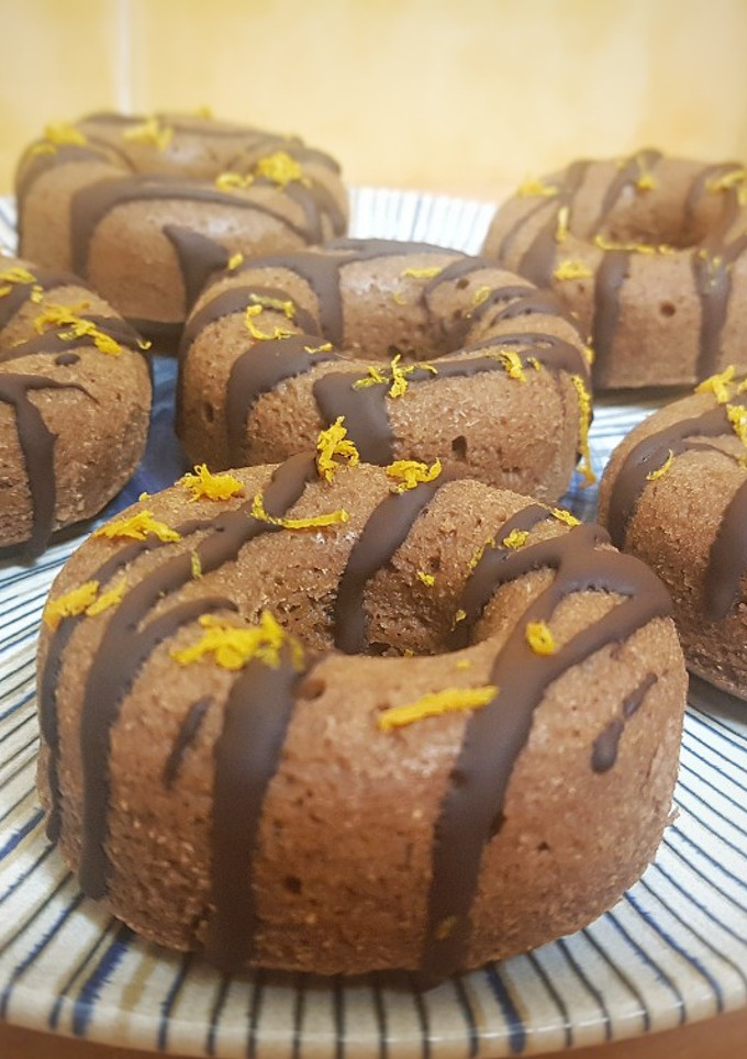 Una foto de Donuts esponjosos de chocolate y naranja