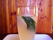 Una foto de limonada menta