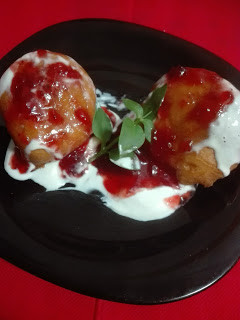 Una foto de Buñuelos en salsa de yogur y mermelada de fresa