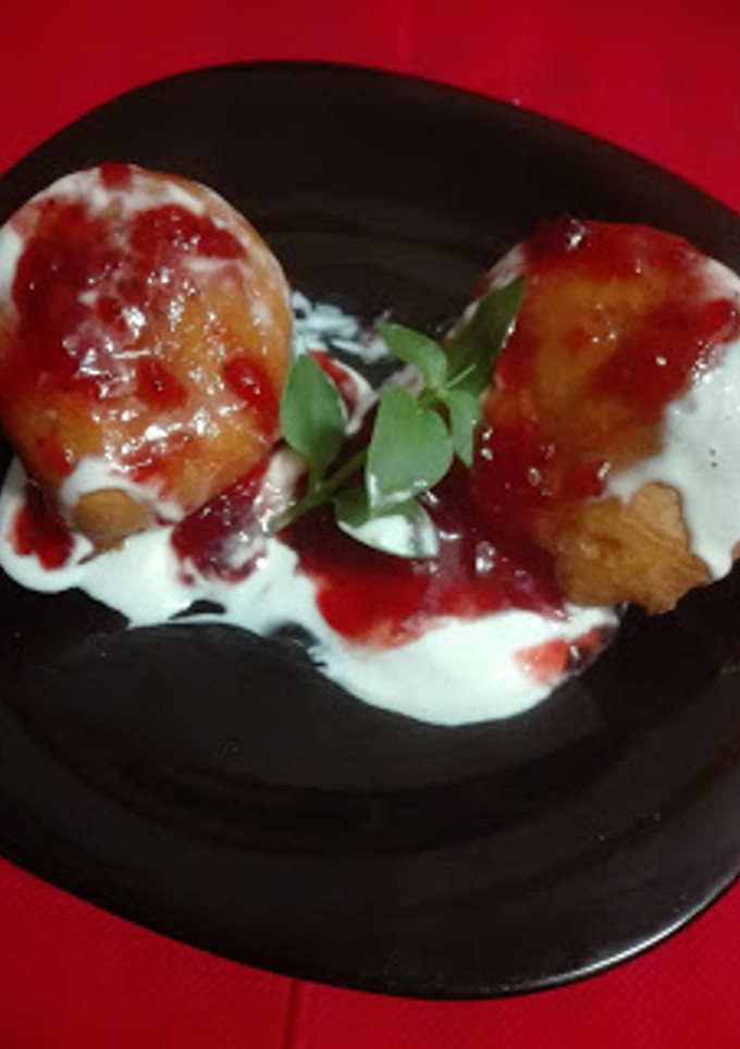 Una foto de Buñuelos en salsa de yogur y mermelada de fresa