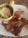 Costilla de novillo al grill, con nido de espinacas y calabaza