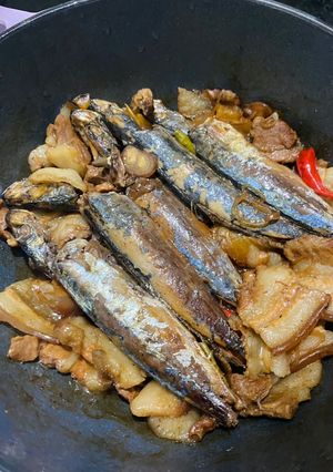 Hình của món Cá nục bông kho thịt ba chỉ.
