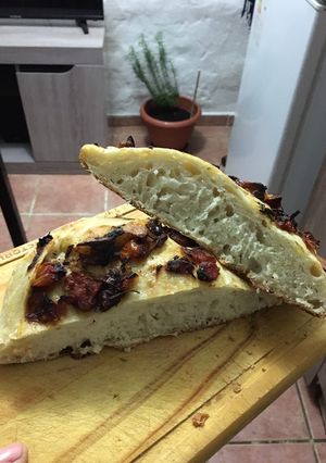 Una foto de Pan de masa madre 🍞 con tomates secos