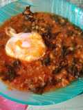 Guiso de lentejas con huevo y espinacas
