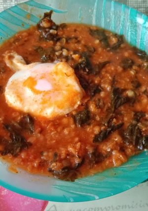 Una foto de Guiso de lentejas con huevo y espinacas