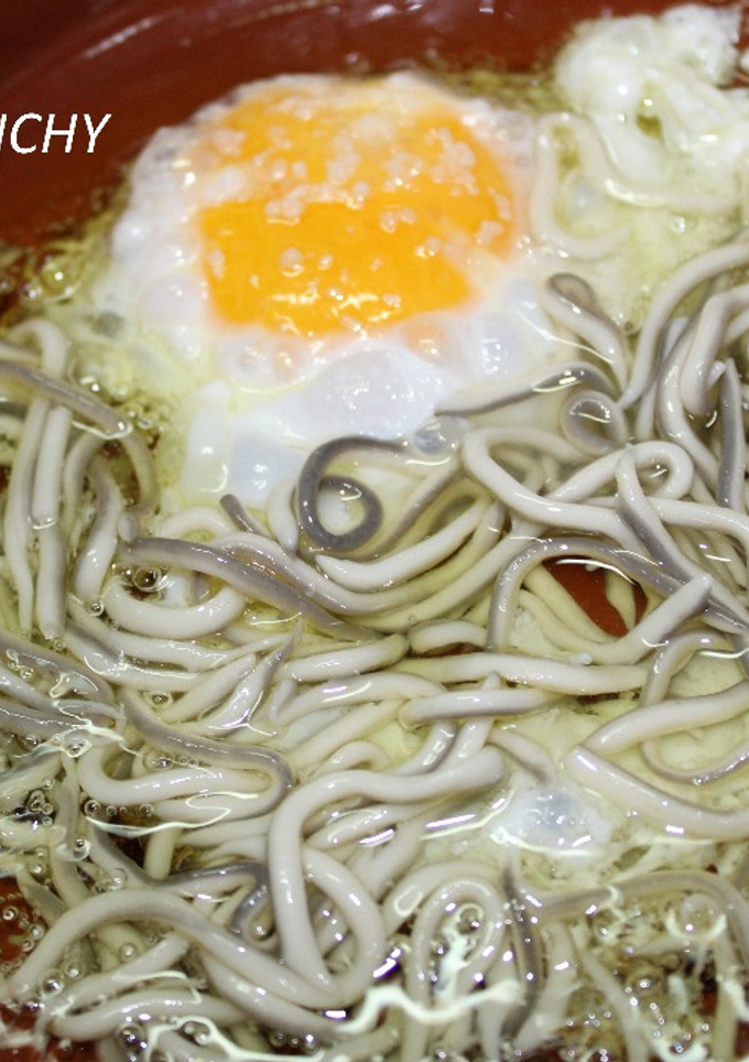 Una foto de Gula del norte al ajillo con huevo