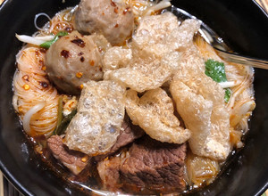 รูปของ เส้นหมี่น้ำเนื้อตุ๋นลูกชิ้นเอ็น (Instant Pot)