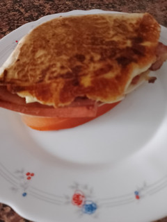 Una foto de Tortilla Trend de bacon y frankfurt