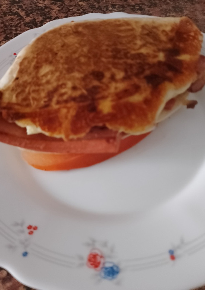 Una foto de Tortilla Trend de bacon y frankfurt
