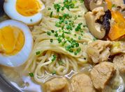 Una foto de ramen vegano