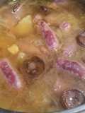 Guiso de níscalos, salchichas y patatas