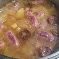 Una foto de Guiso de níscalos, salchichas y patatas