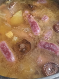 Una foto de Guiso de níscalos, salchichas y patatas