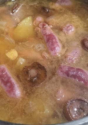 Una foto de Guiso de níscalos, salchichas y patatas