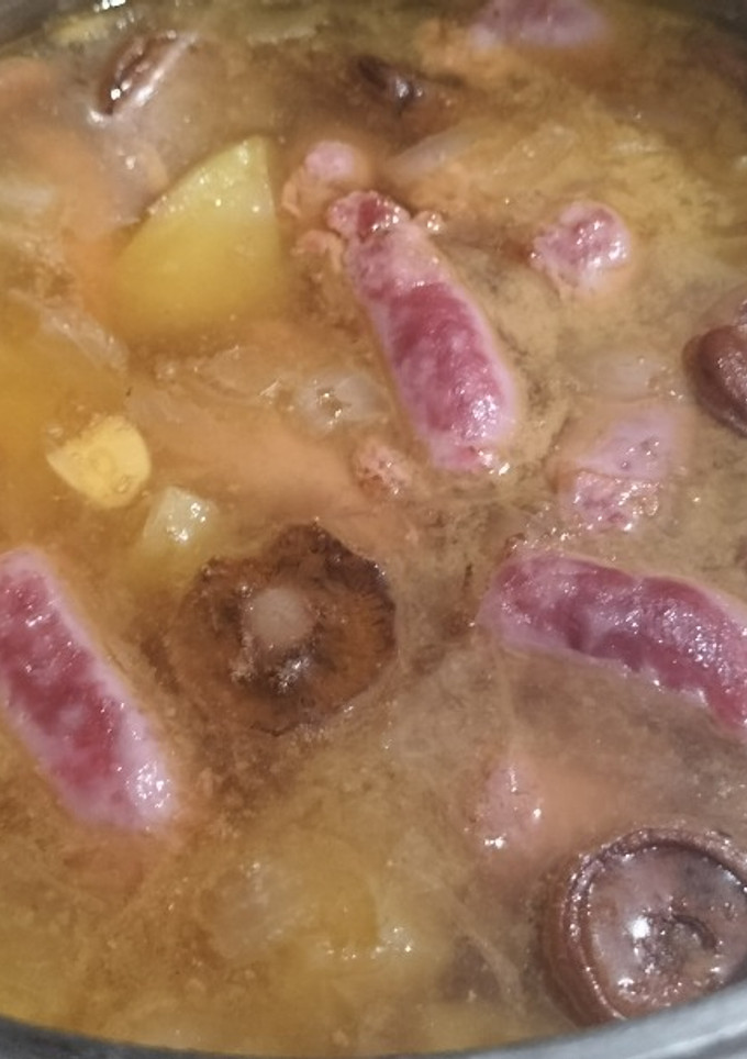 Una foto de Guiso de níscalos, salchichas y patatas