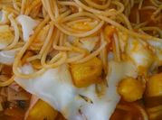 Una foto de spaghetti con piña