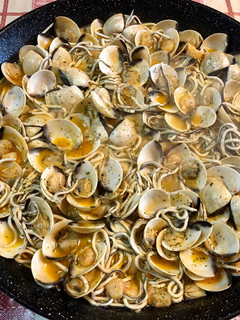 Foto principal de Cazuela de gulas, gambas y almejas