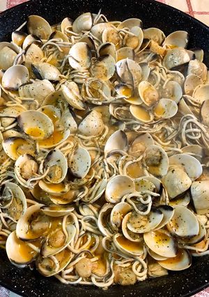Una foto de Cazuela de gulas, gambas y almejas