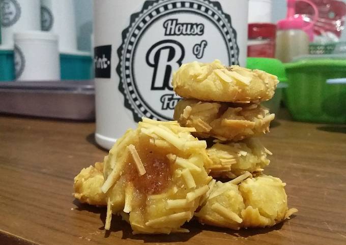 Recipe: Delicious Thumprint strawbery cheese cookies (tanpa oven & mixer)