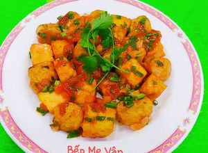 Hình của món Đậu hủ và cá thác lác chiên xốt cà chua.